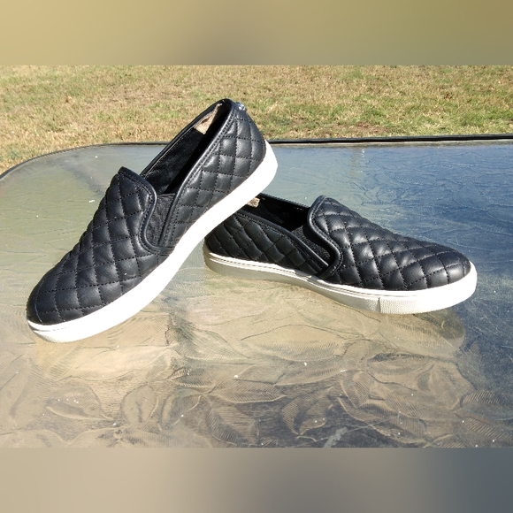 Steve Madden womens slip-on quilted black flat sneaker size 8. - Picture 2 of 5